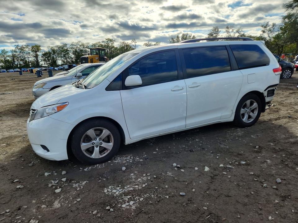 2013 TOYOTA SIENNA LE  