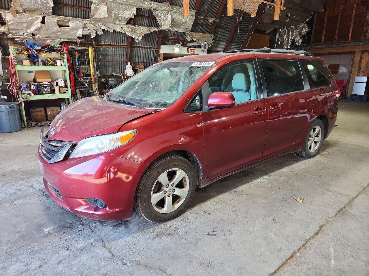 منظر 2013 TOYOTA SIENNA LE، زاوية 1