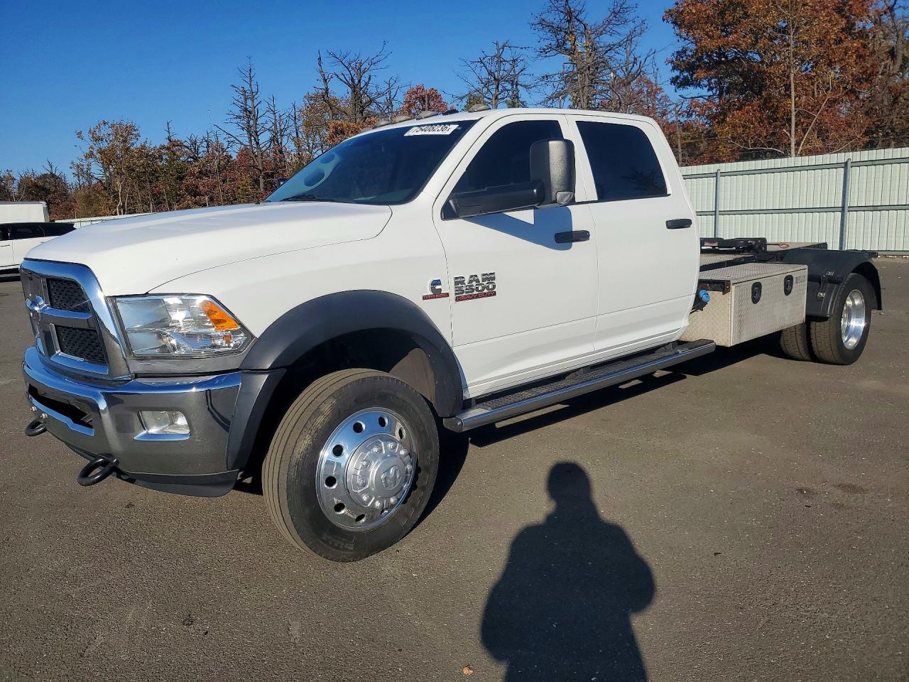 Vue de 2017 RAM 5500 TRUCK CAB AND CHASSIS, angle 1