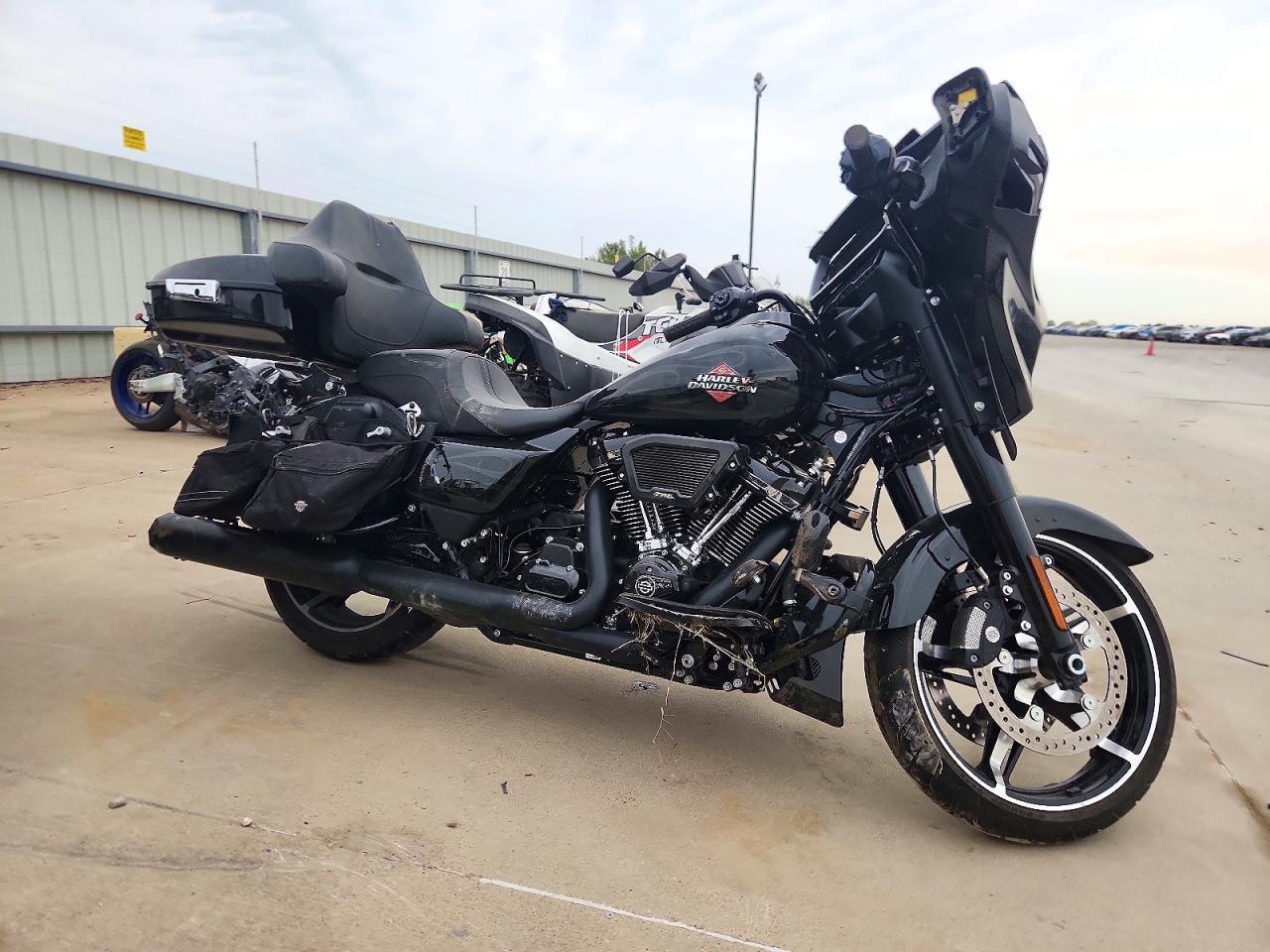 Vue de 2025 HARLEY-DAVIDSON FLHX, angle 1