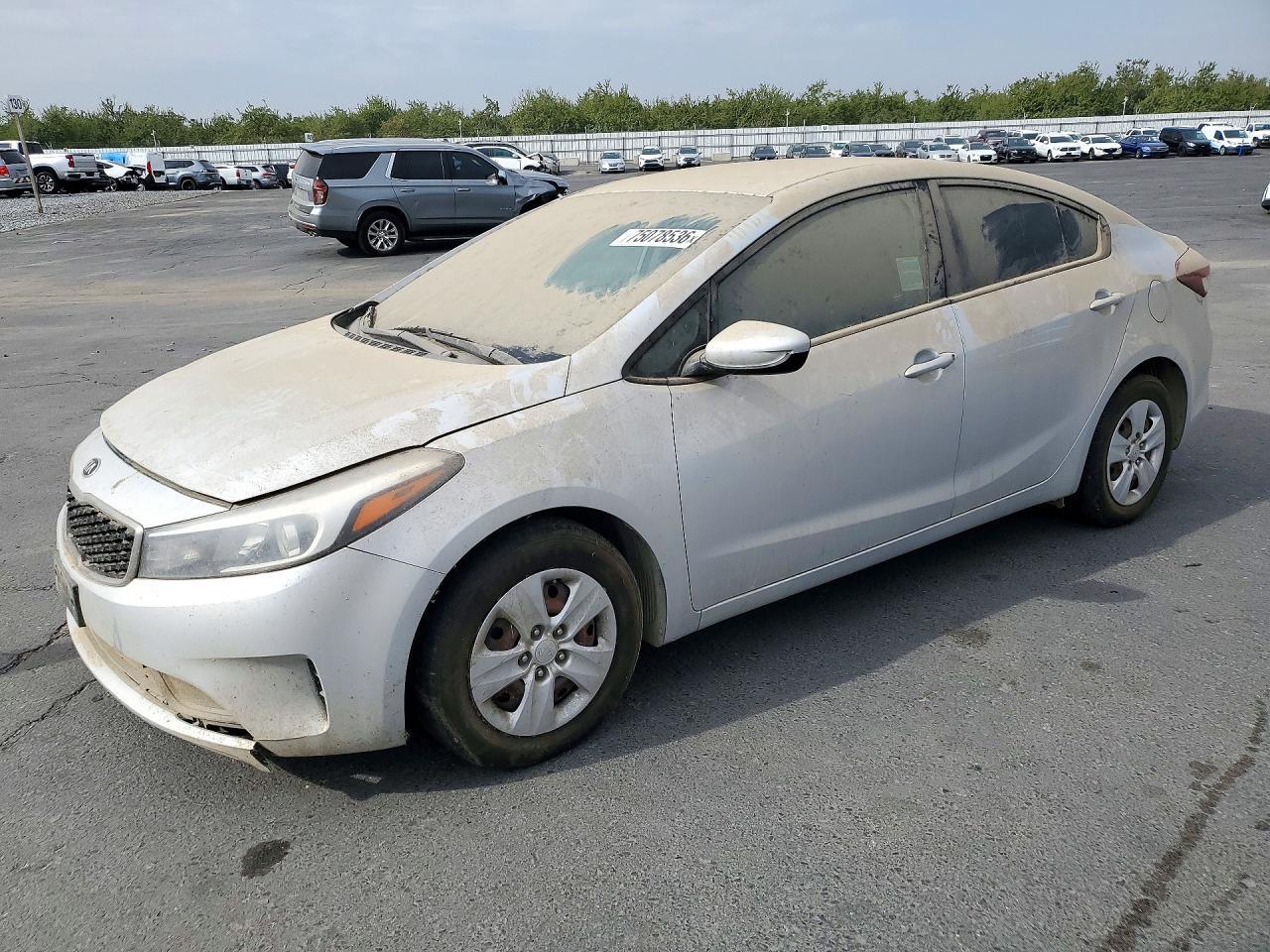 منظر 2017 KIA FORTE LX، زاوية 1