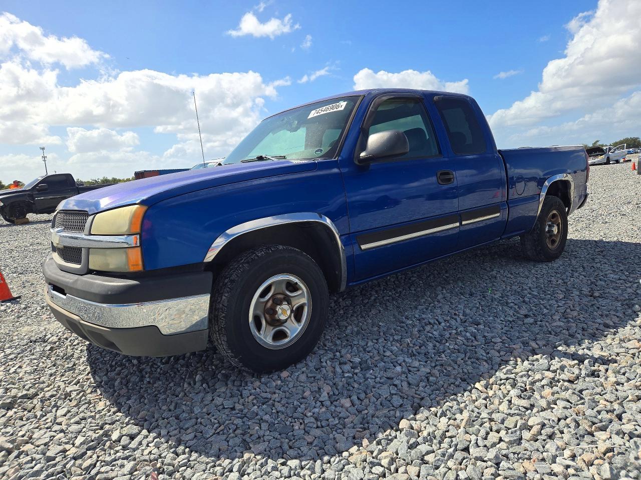 منظر 2004 CHEVROLET SILVERADO C1500، زاوية 1