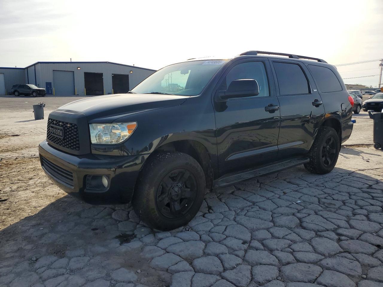 Вид 2016 TOYOTA SEQUOIA SR5, угол 1