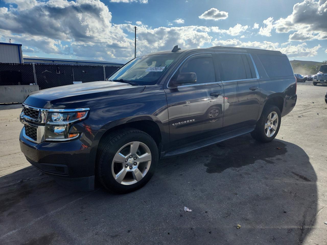 Vedere 2016 CHEVROLET SUBURBAN C1500 LT, unghi 1