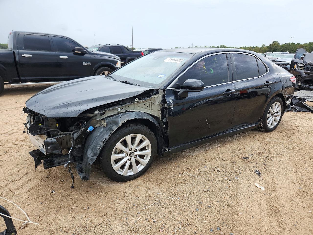 Vue de 2018 TOYOTA CAMRY LE, angle 1