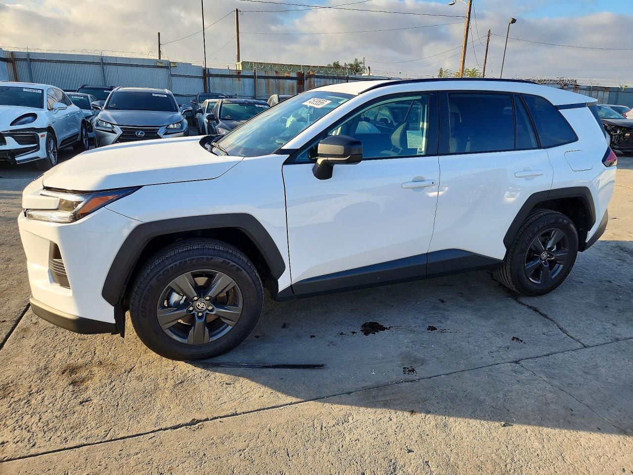 منظر 2026 TOYOTA RAV4 LE، زاوية 1