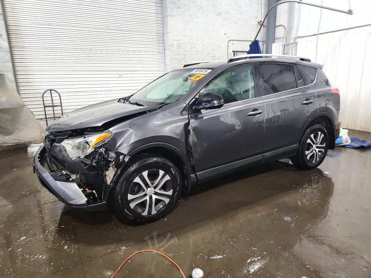 منظر 2017 TOYOTA RAV4 LE، زاوية 1