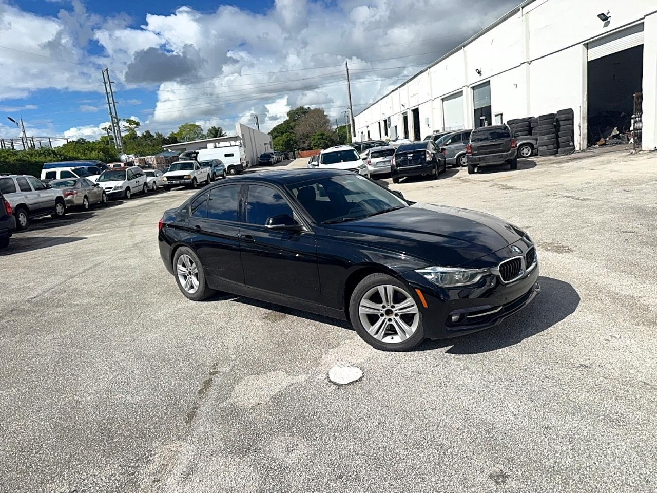 Vue de 2016 BMW 330E, angle 1