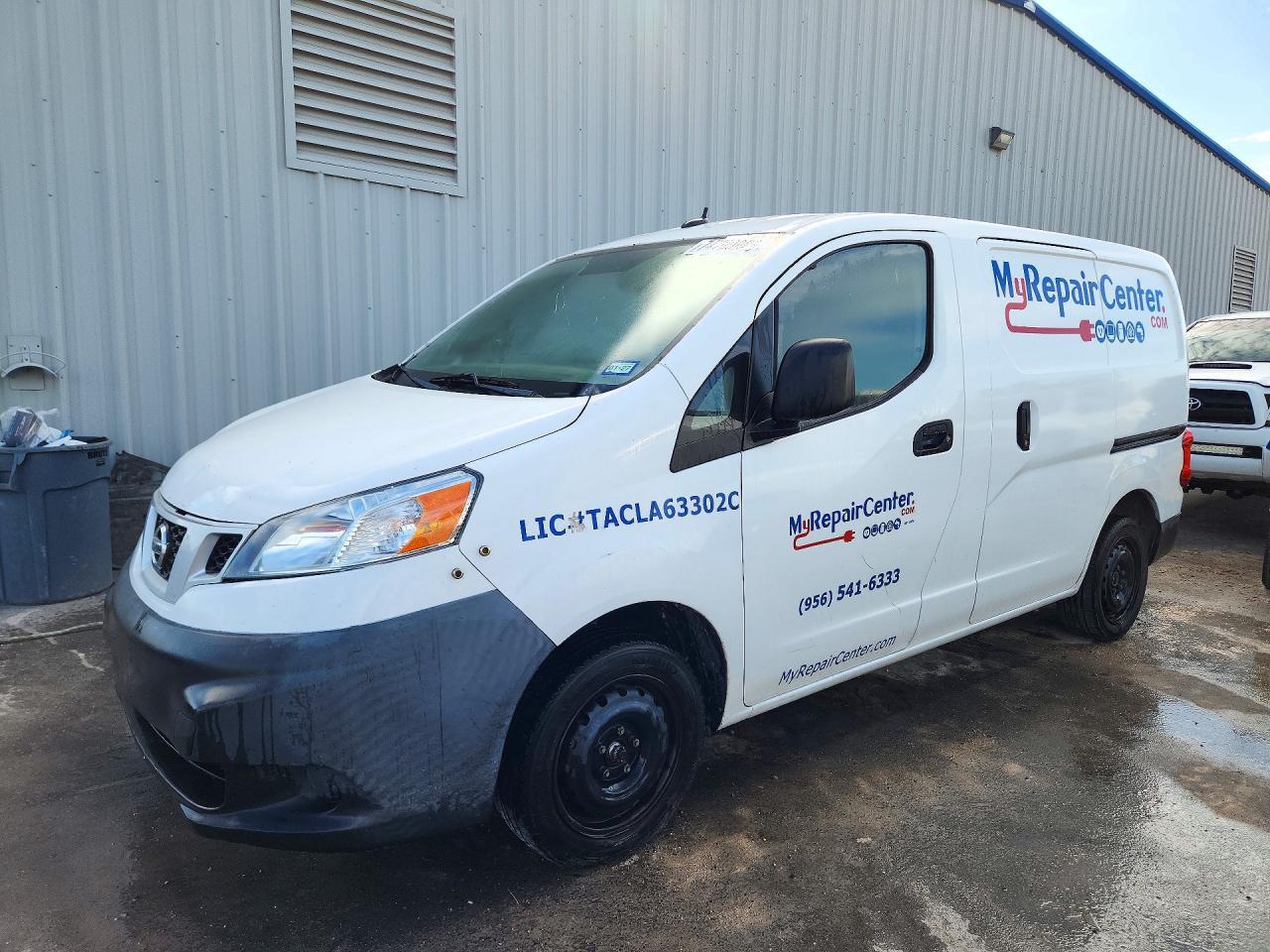 Vue de 2013 NISSAN NV S, angle 1