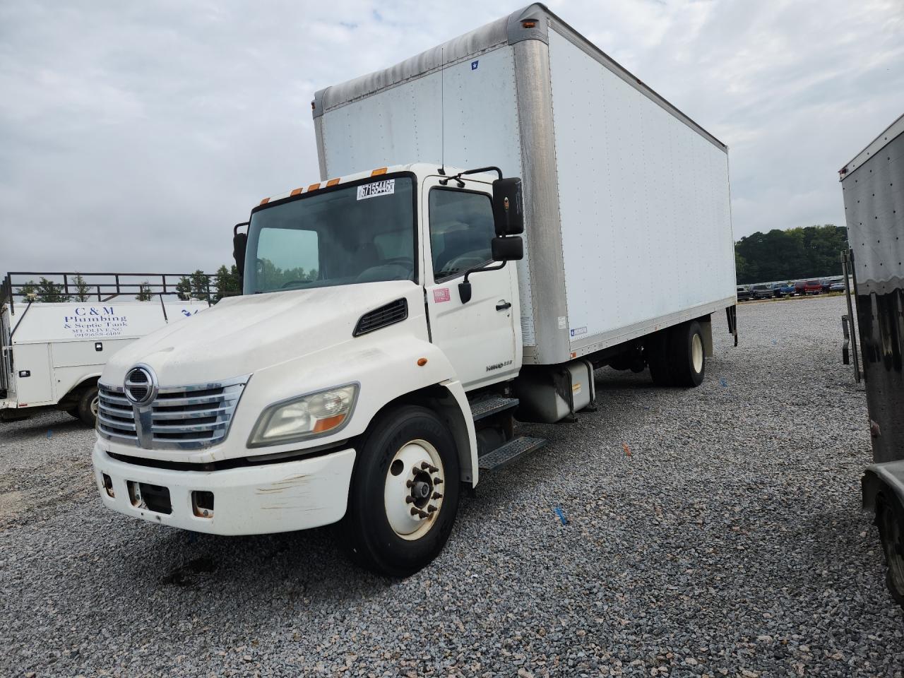 2010 HINO 258/268 - BOX TRUCK view, angle 1