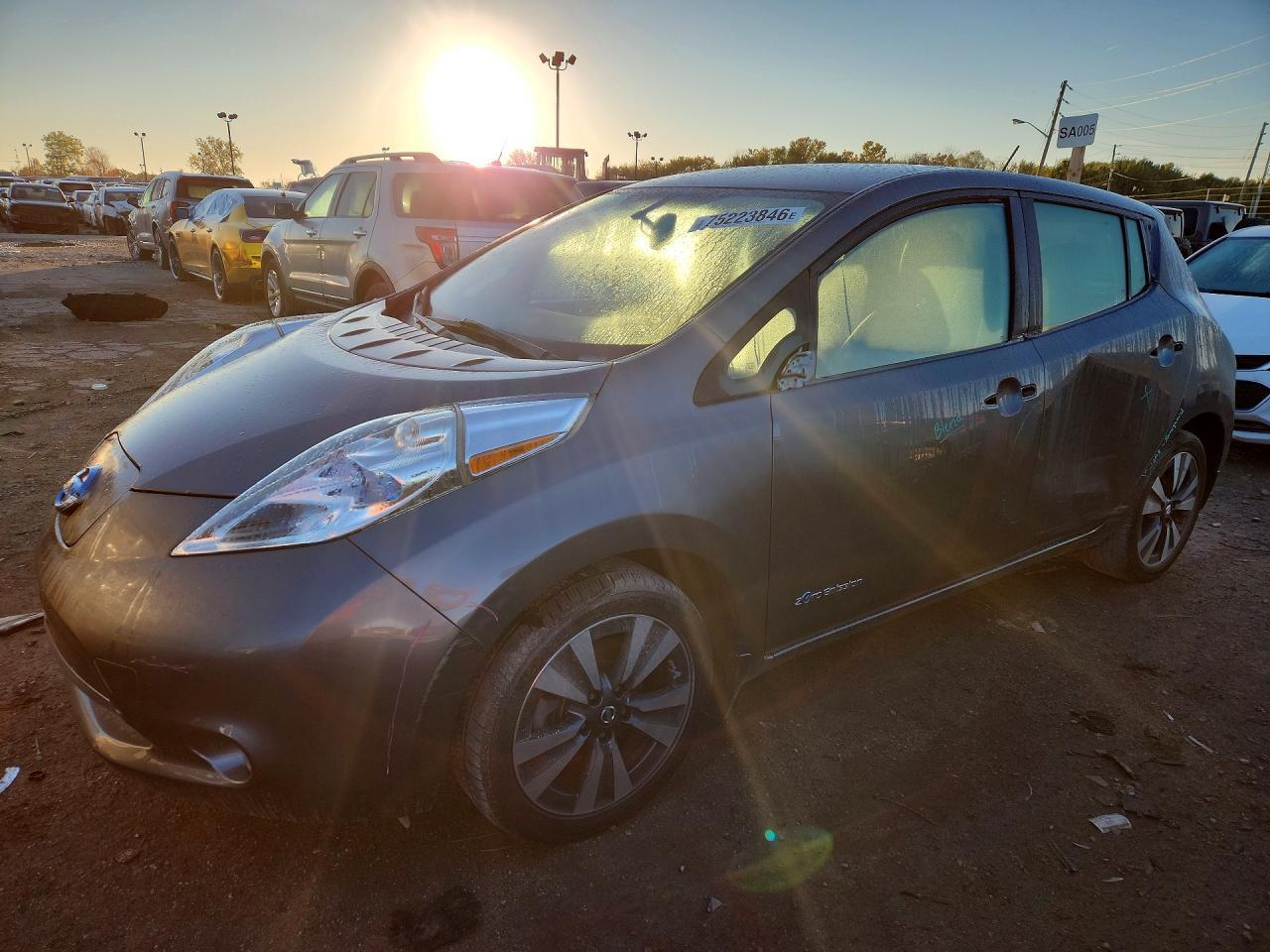 منظر 2016 NISSAN LEAF SL، زاوية 1