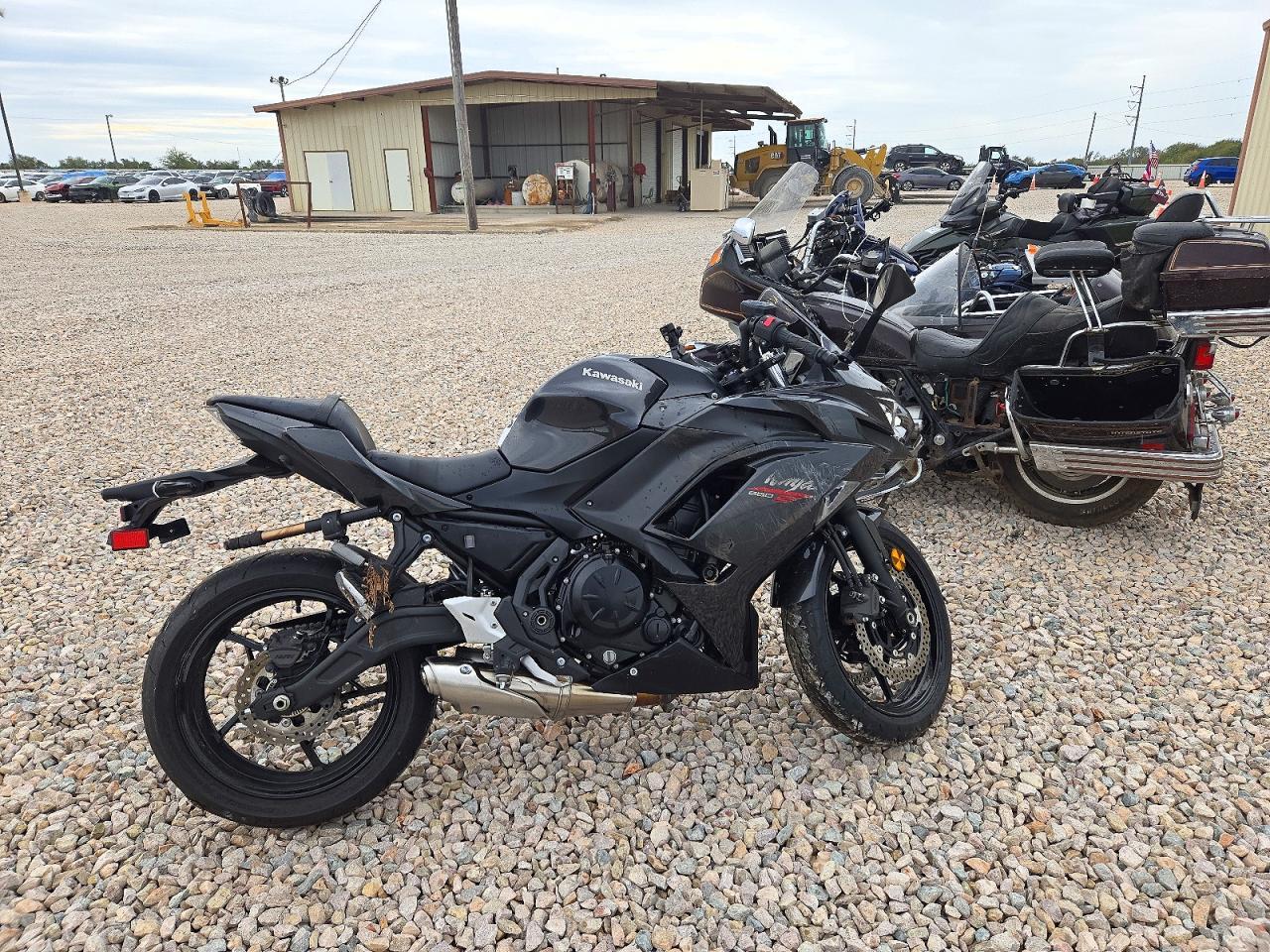 Vue de 2026 KAWASAKI EX650 R, angle 1