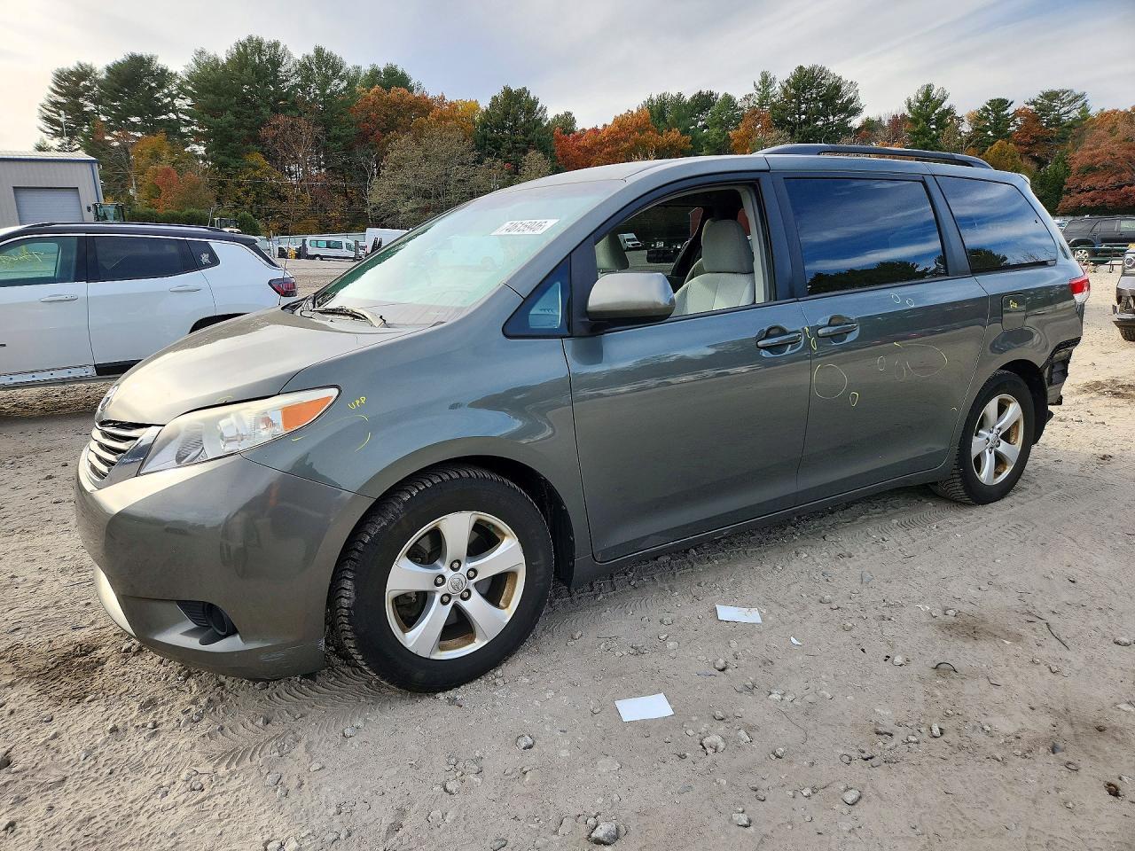 Вид 2013 TOYOTA SIENNA LE, угол 1