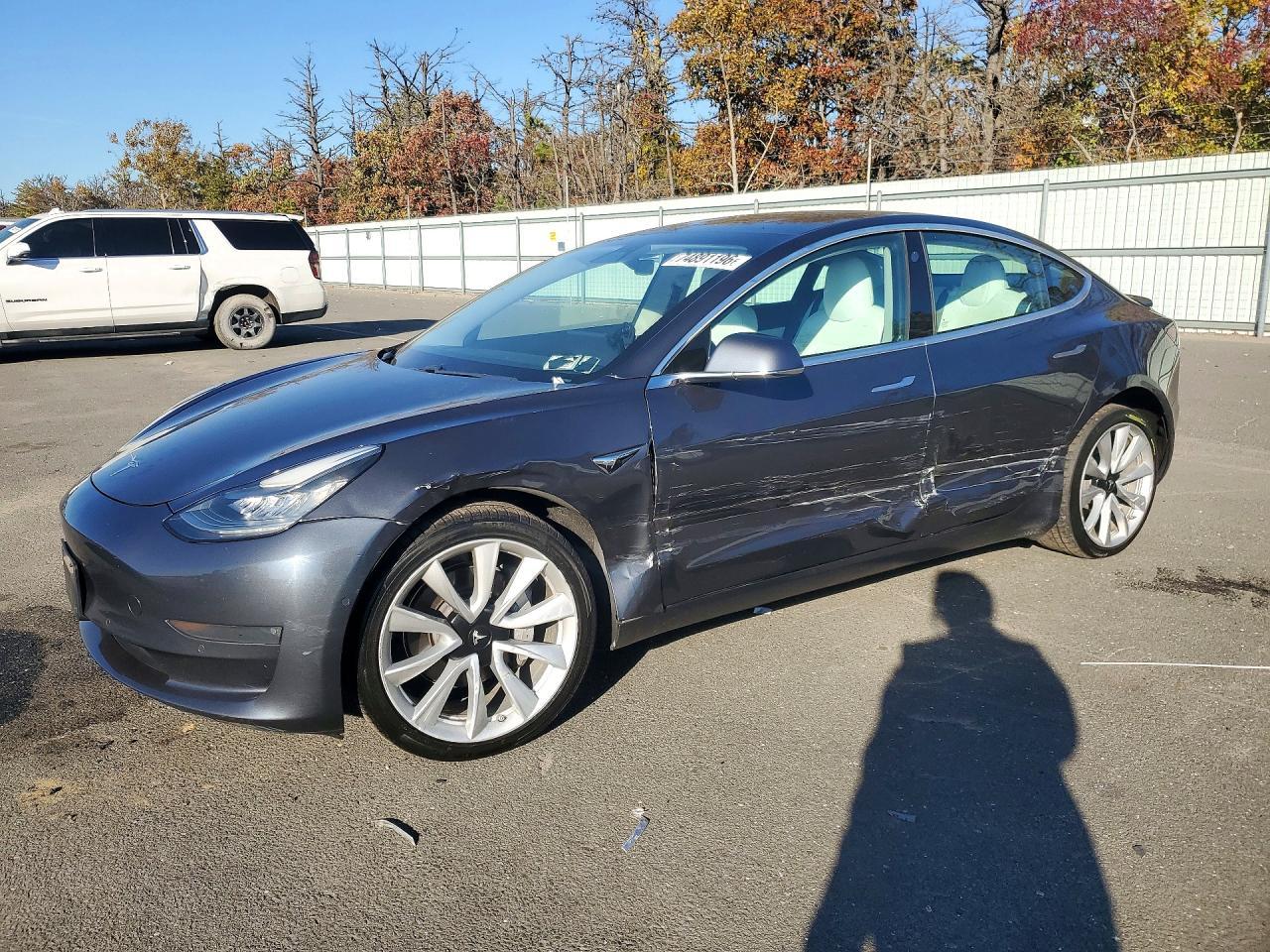 Vue de 2019 TESLA MODEL 3, angle 1