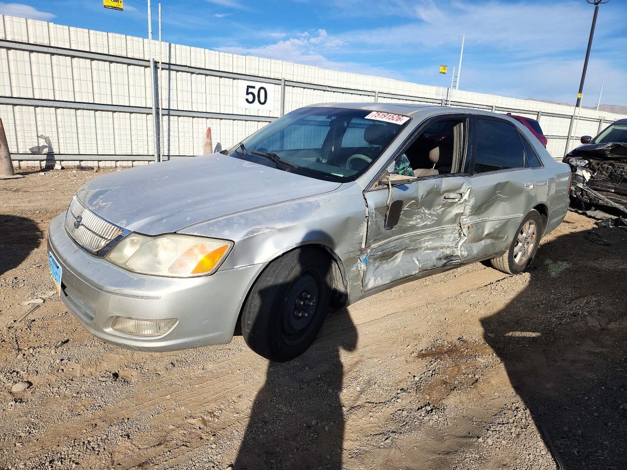 Vue de 2000 TOYOTA AVALON XLS, angle 1