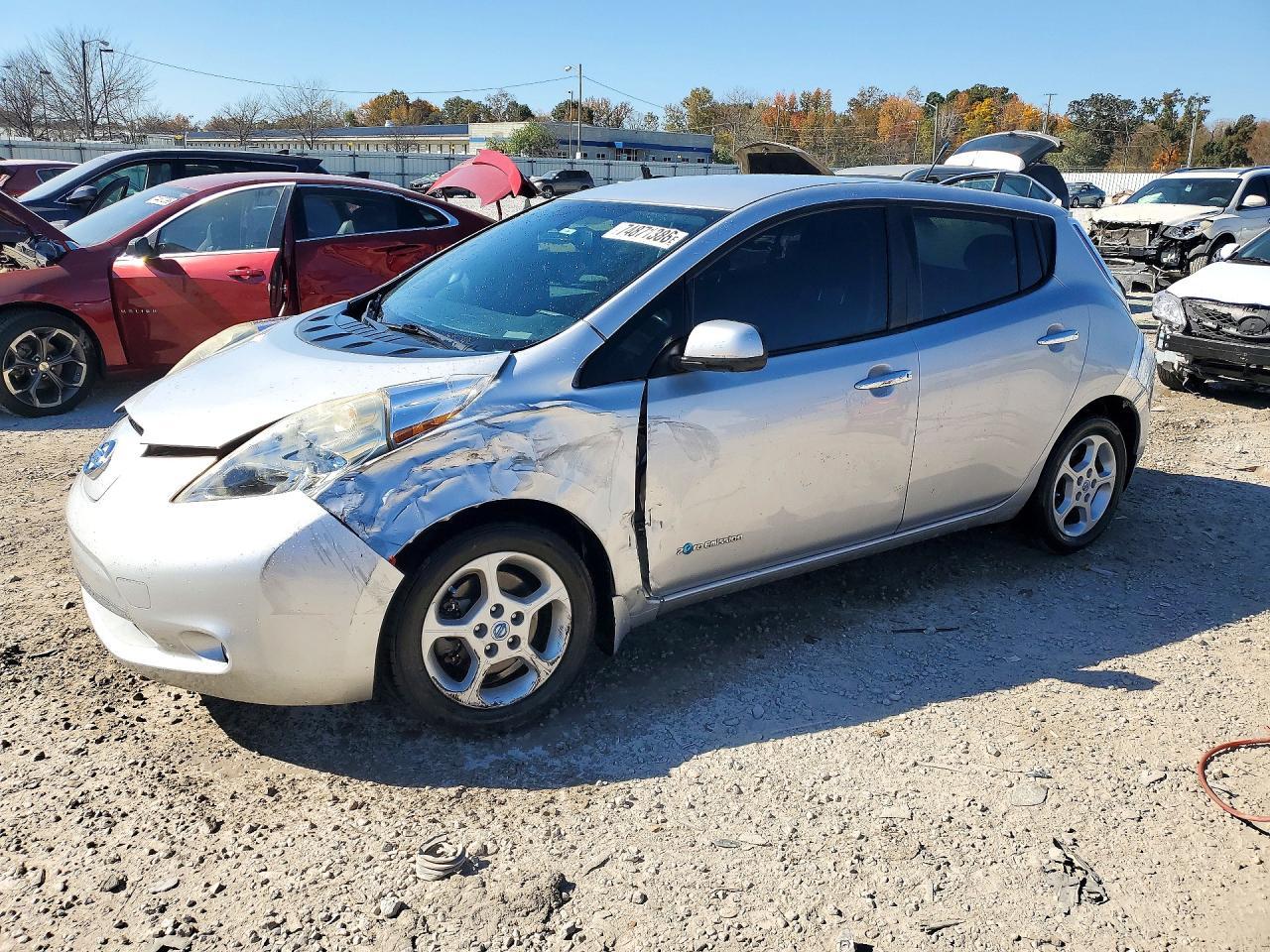 منظر 2014 NISSAN LEAF SV، زاوية 1