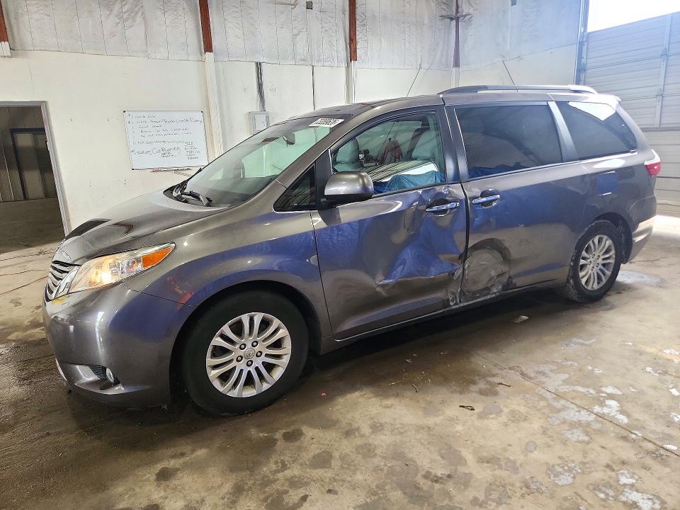 2017 TOYOTA SIENNA XLE PREMIUM 8-PASSENGER  