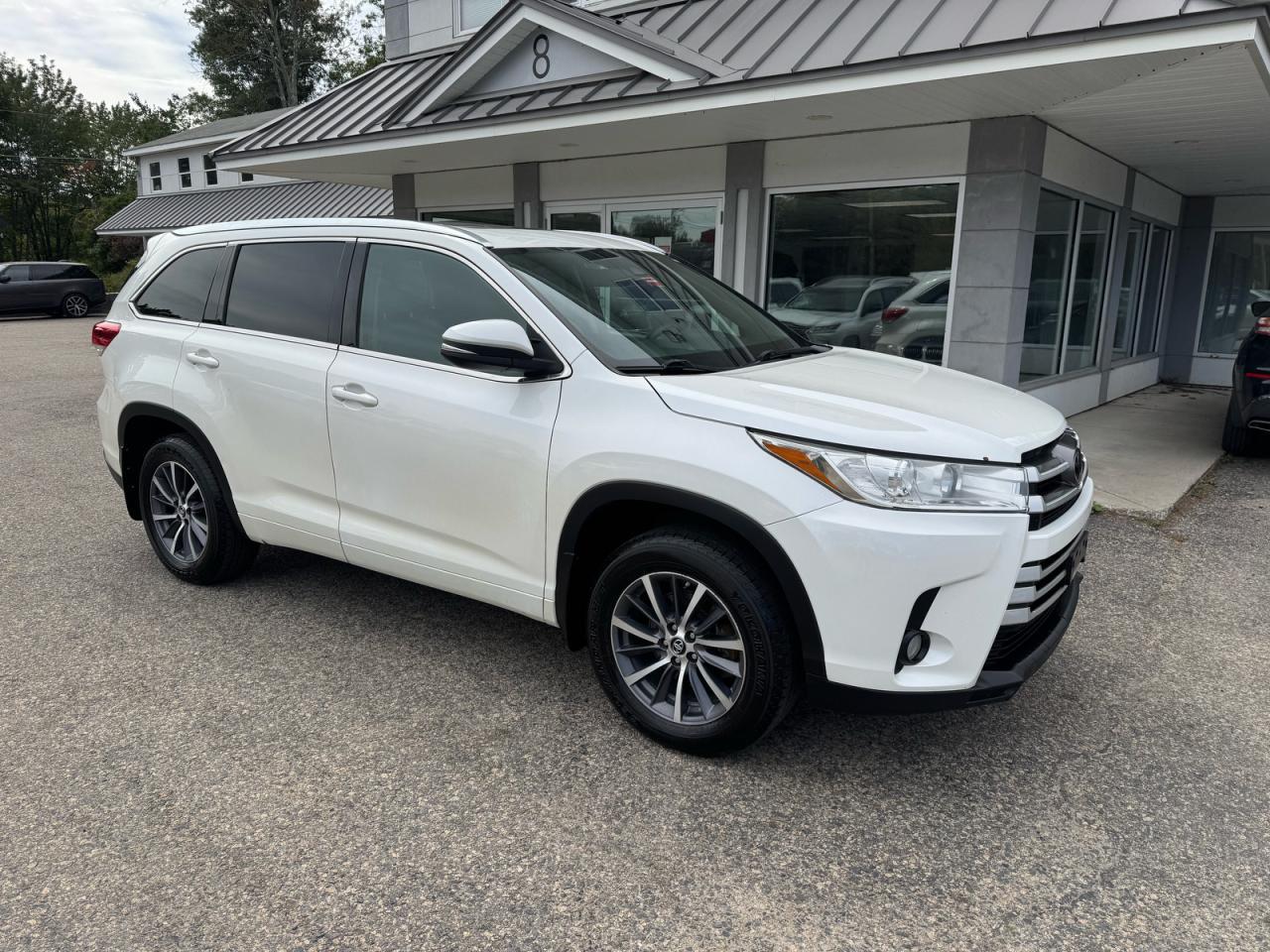 2017 TOYOTA HIGHLANDER XLE view, angle 1