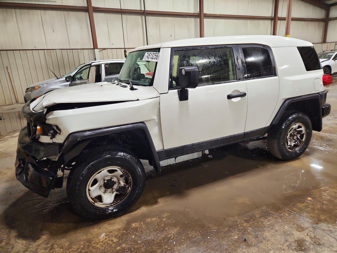 Vista de 2014 TOYOTA FJ CRUISER BASE, ángulo 1