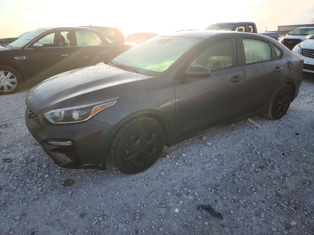 منظر 2021 KIA FORTE LXS، زاوية 1