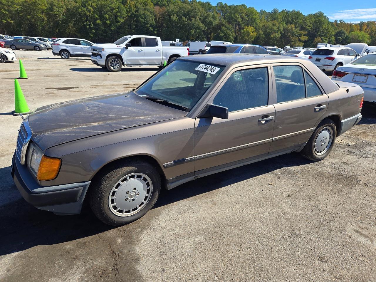 1989 Mercedes-Benz 260 CLASS 260E view, angle 1