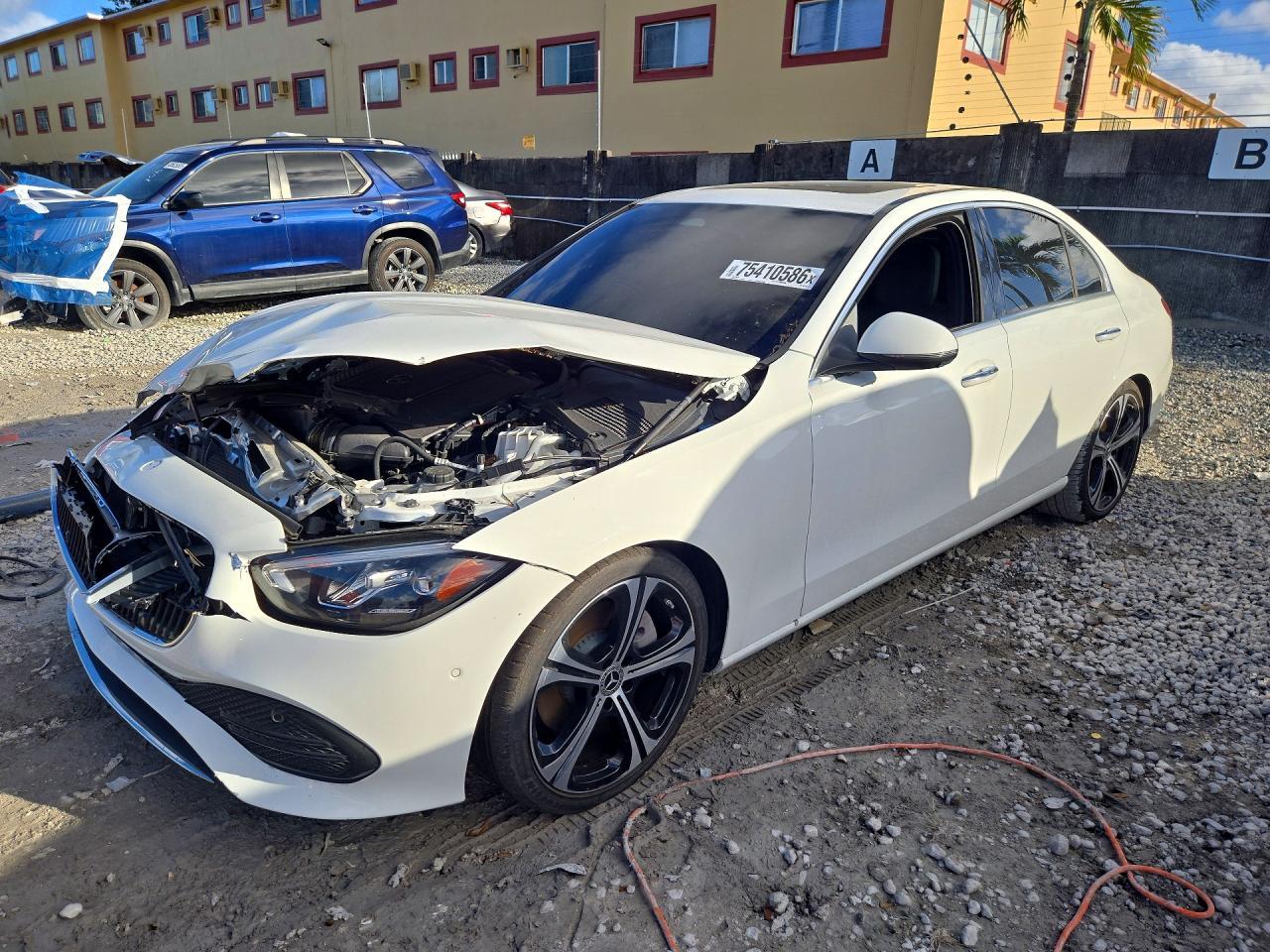 منظر 2022 MERCEDES-BENZ C 300 4MATIC، زاوية 1