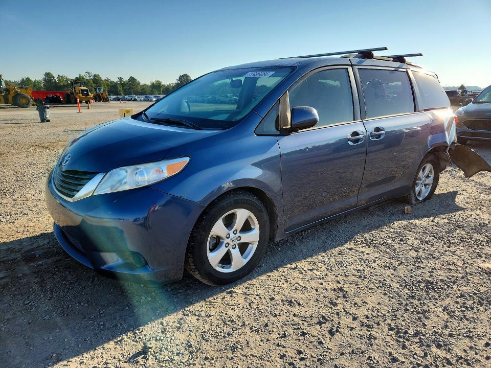 2017 TOYOTA SIENNA LE  