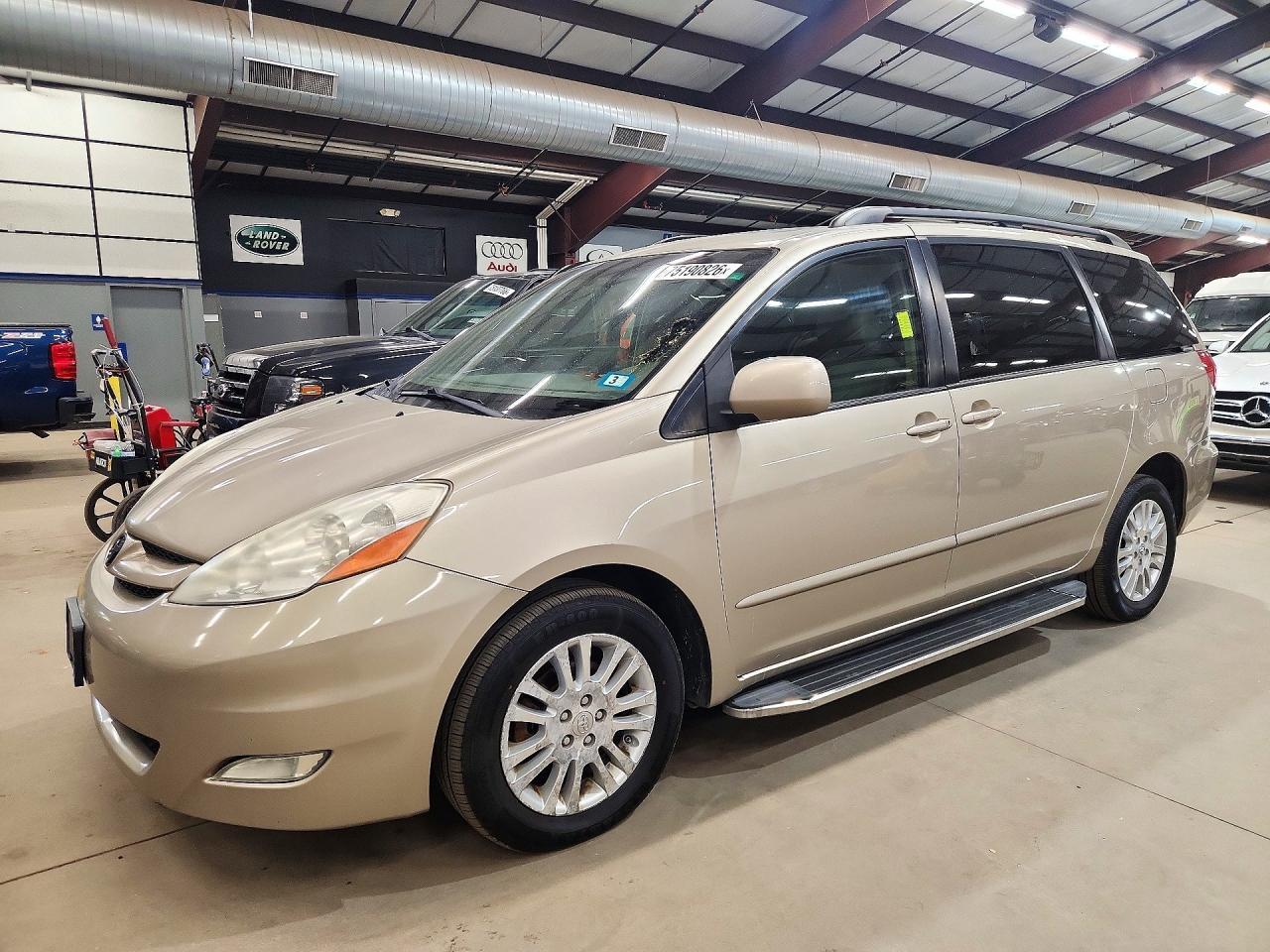 Vista de 2008 TOYOTA SIENNA XLE, ángulo 1