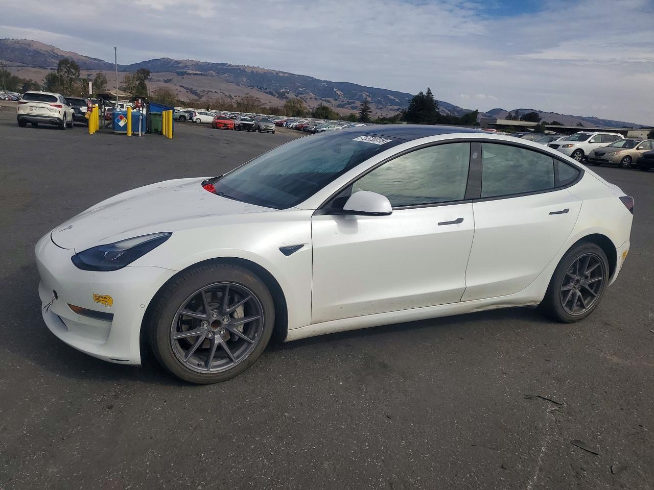 Vue de 2021 TESLA MODEL 3, angle 1