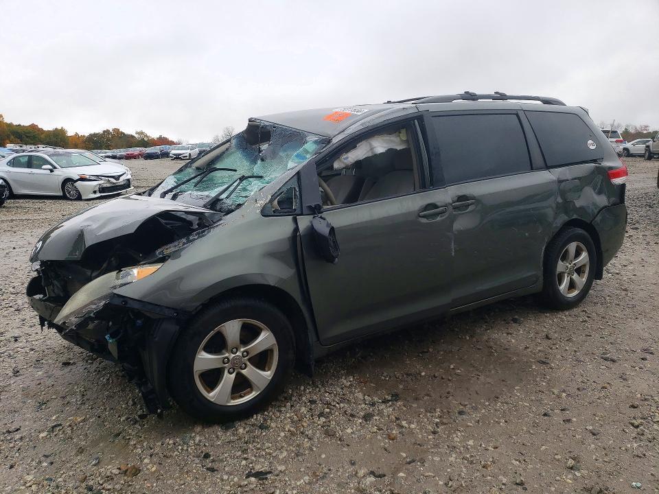 2011 TOYOTA SIENNA LE  