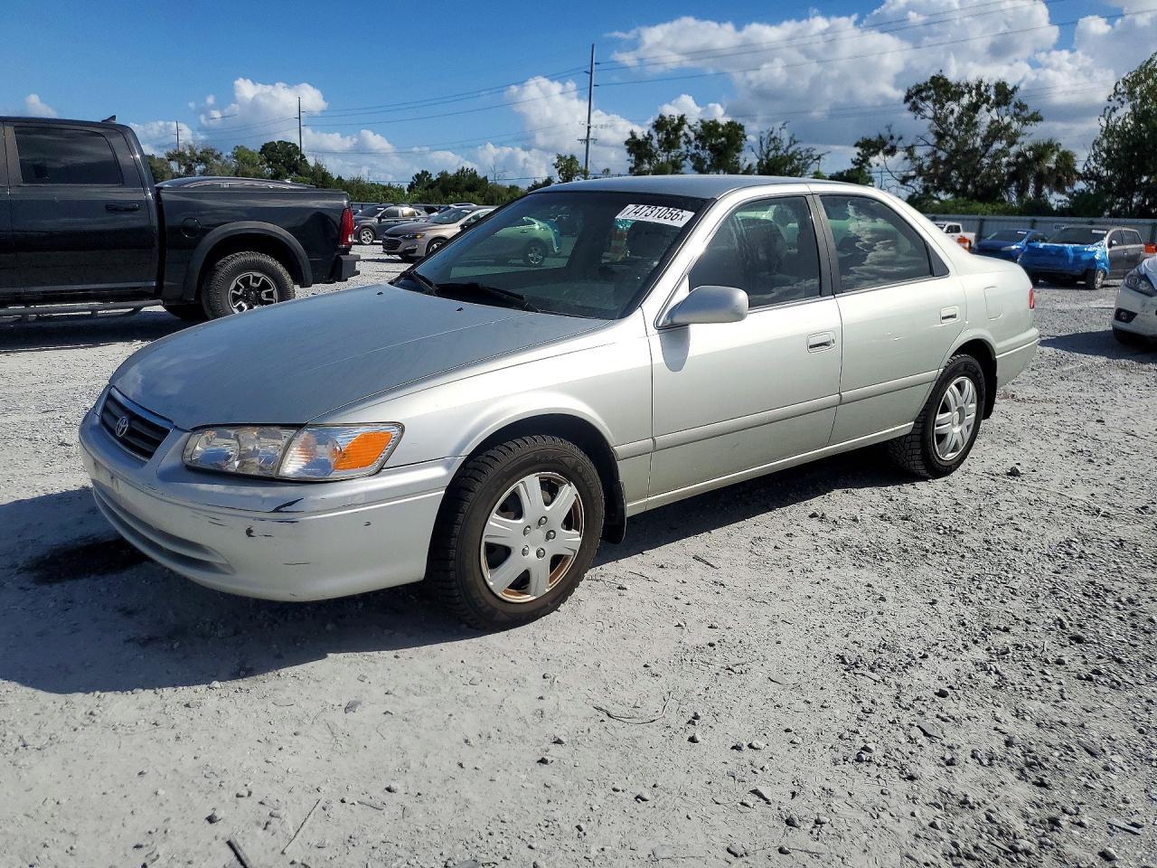 Vedere 2000 TOYOTA CAMRY LE, unghi 1