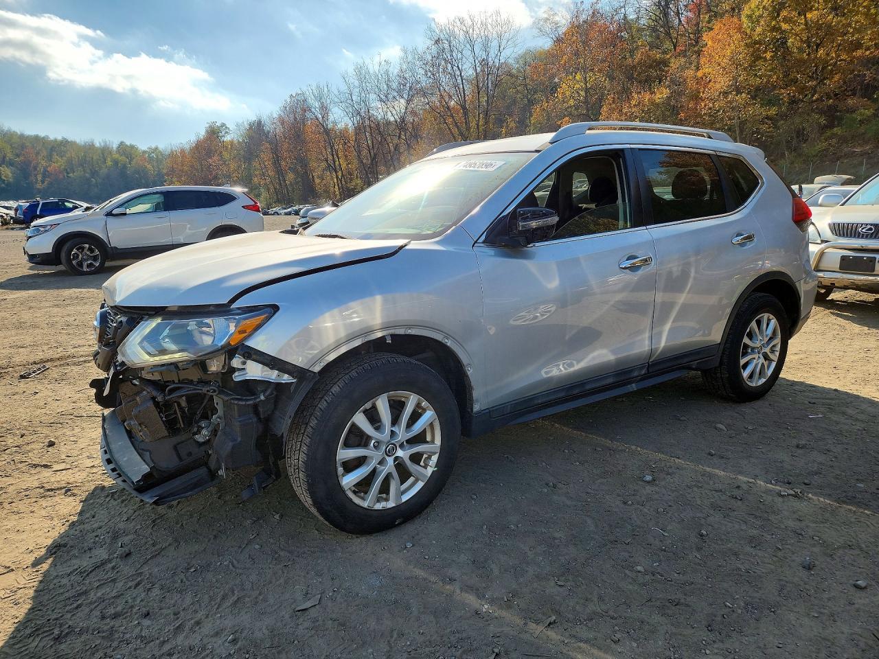 Vue de 2017 NISSAN ROGUE SV, angle 1