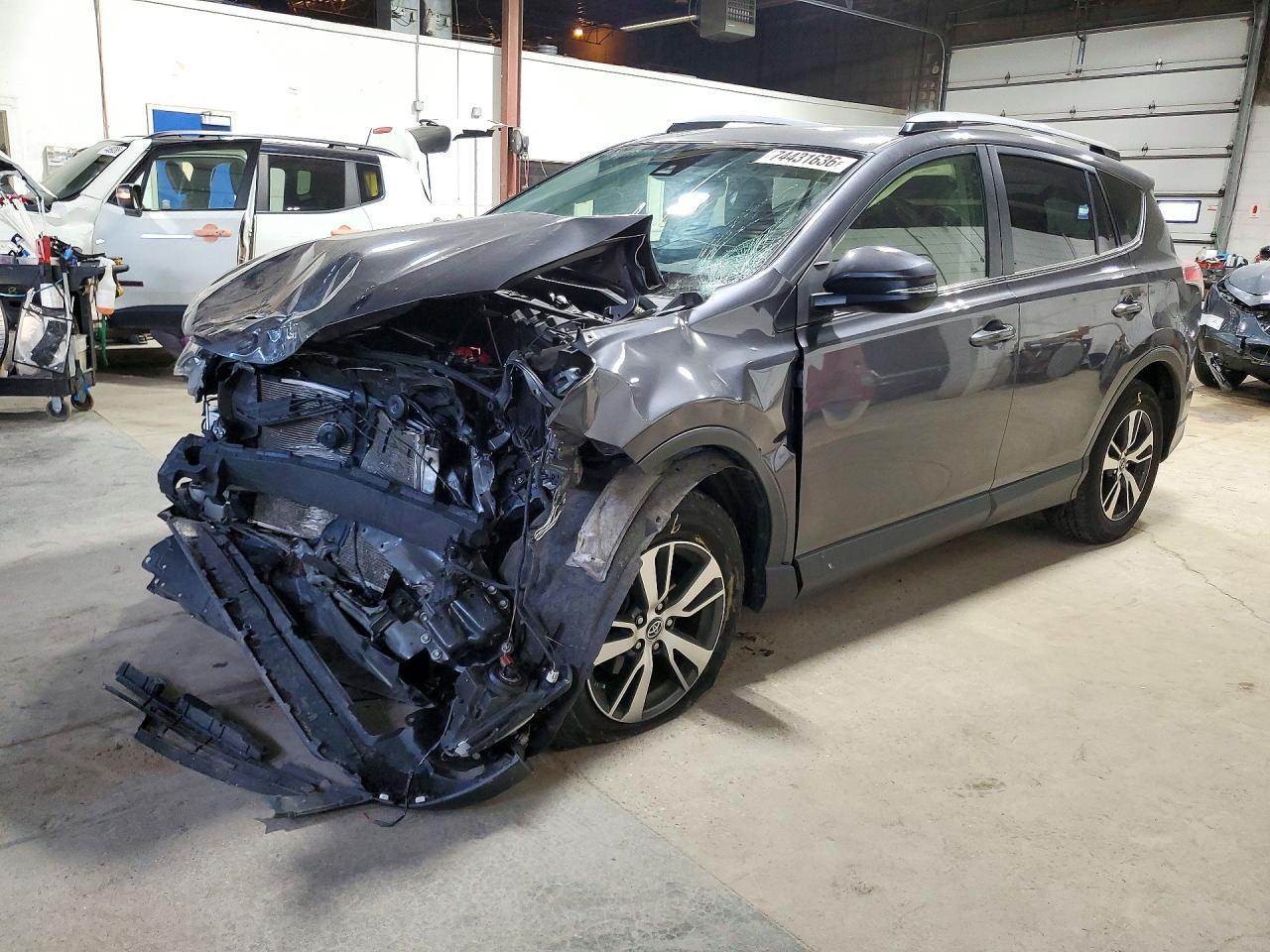 Vue de 2018 TOYOTA RAV4 XLE, angle 1