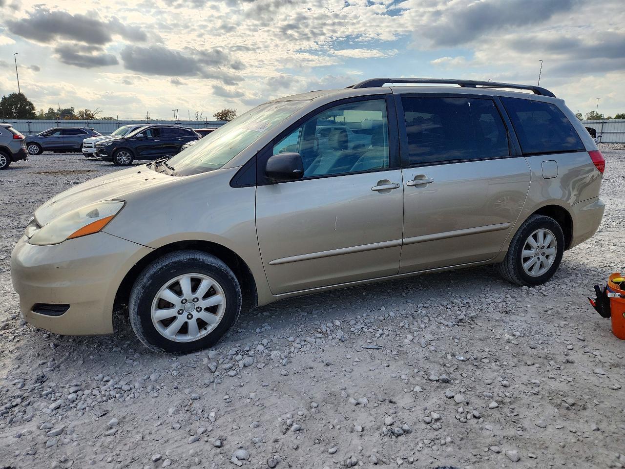 Vue de 2006 TOYOTA SIENNA LE 7 PASSENGER, angle 1