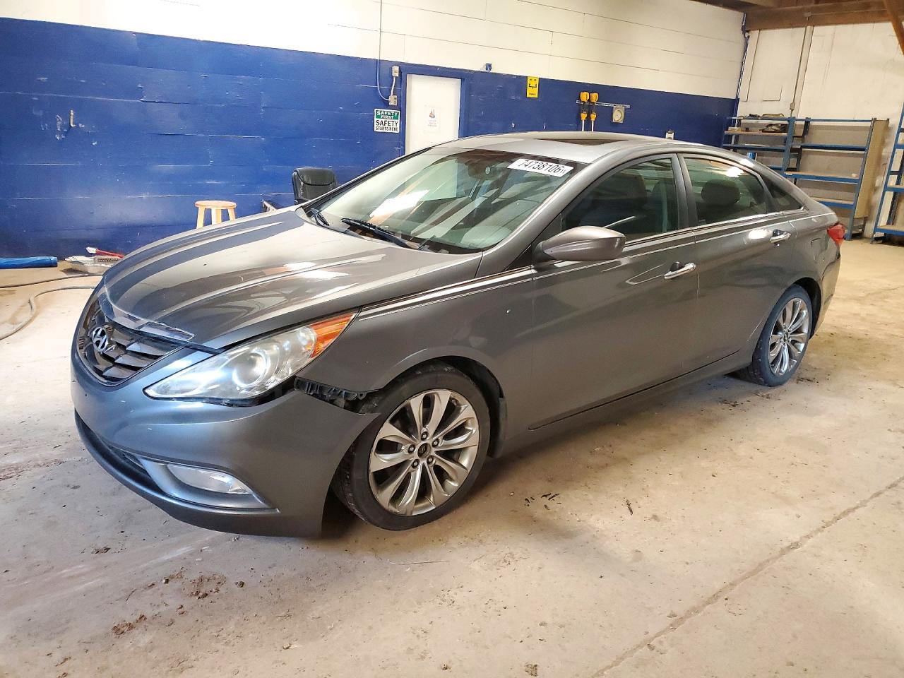 Vue de 2011 HYUNDAI SONATA SE, angle 1