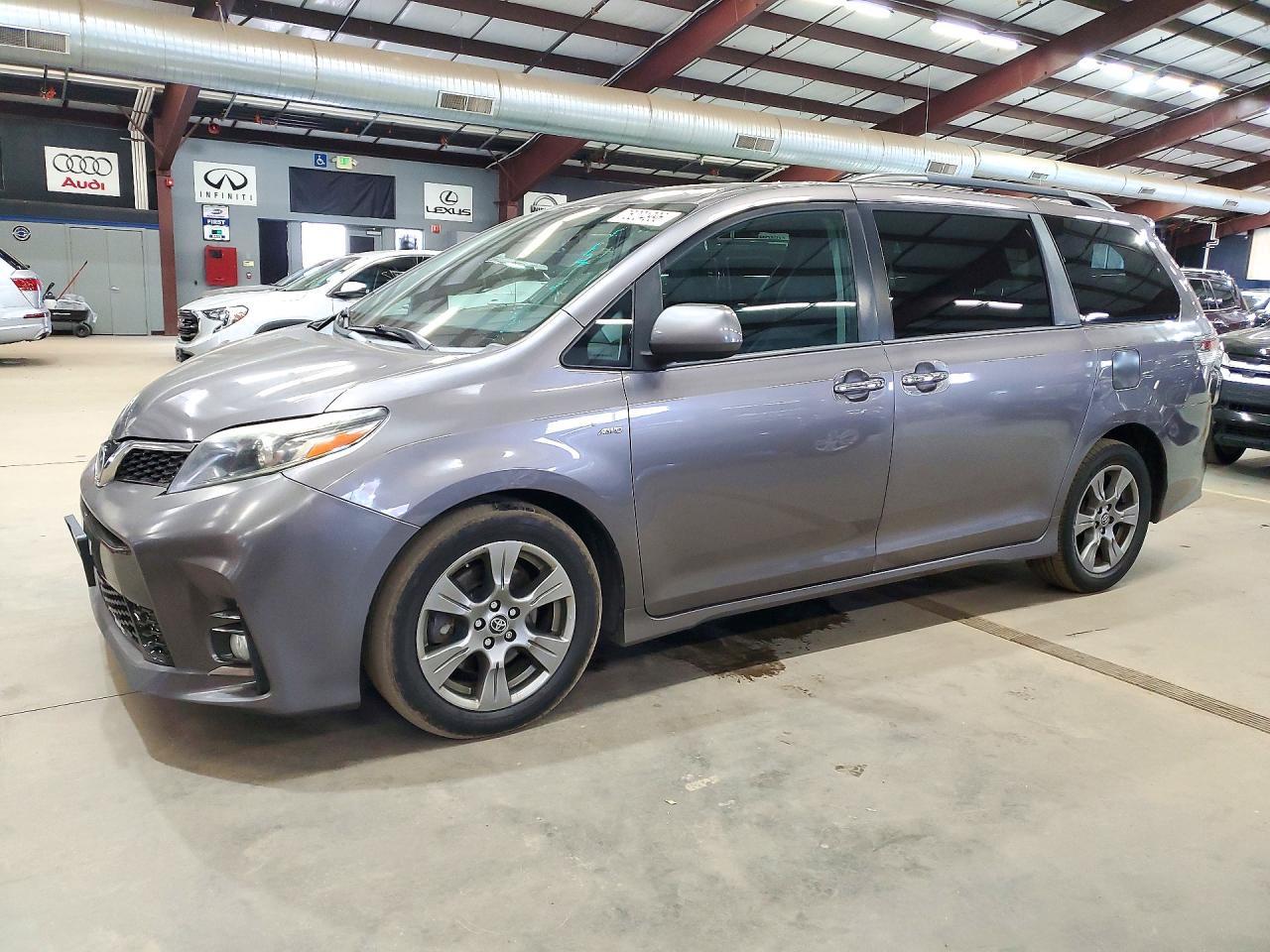 Вид 2019 TOYOTA SIENNA SE 7-PASSENGER, угол 1