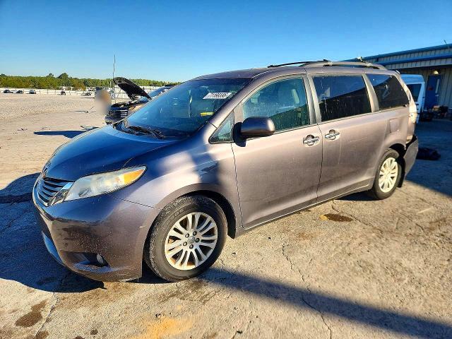 2013 TOYOTA SIENNA XLE 8-PASSENGER  