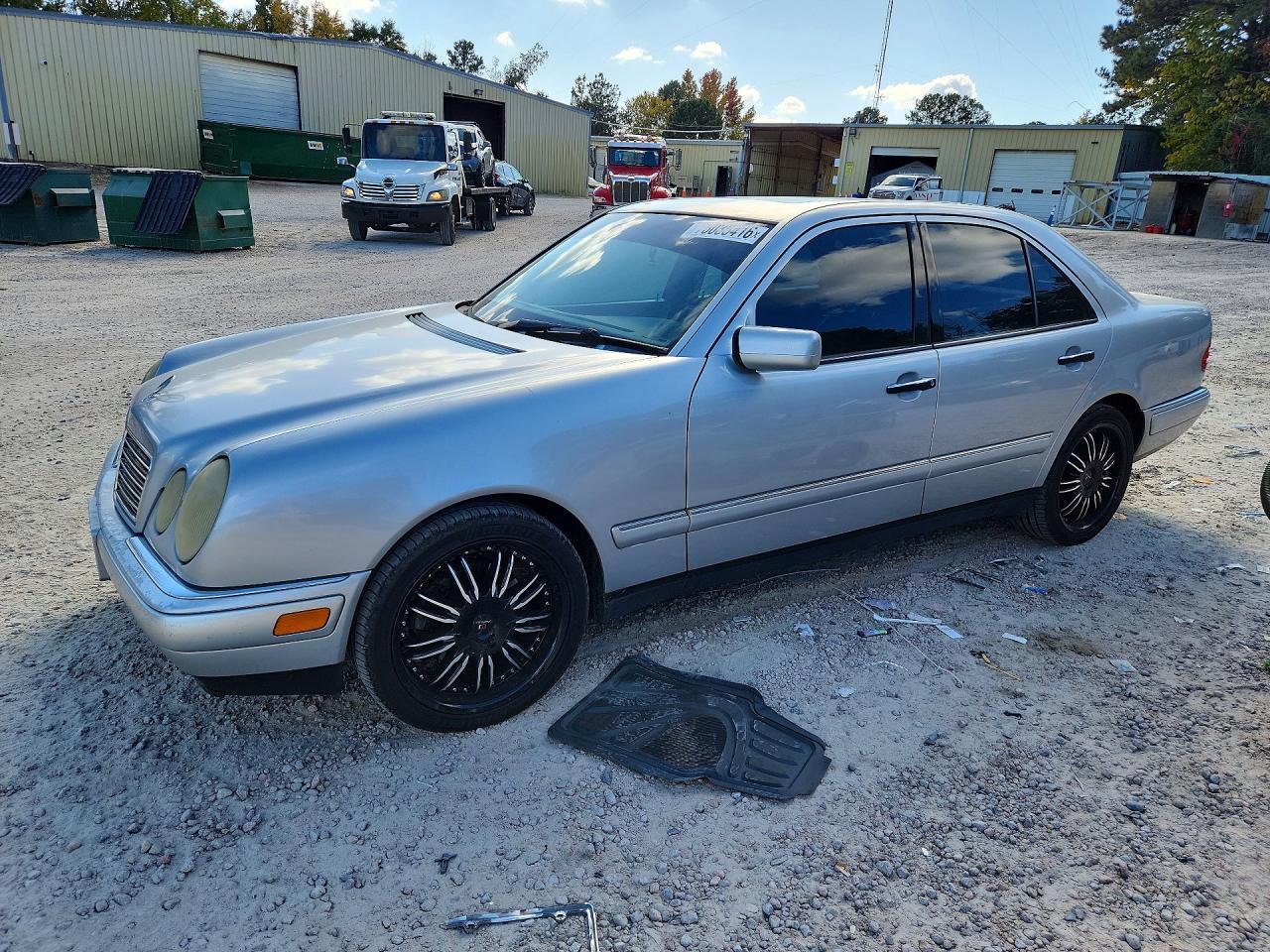 Vue de 1998 MERCEDES-BENZ E 320, angle 1