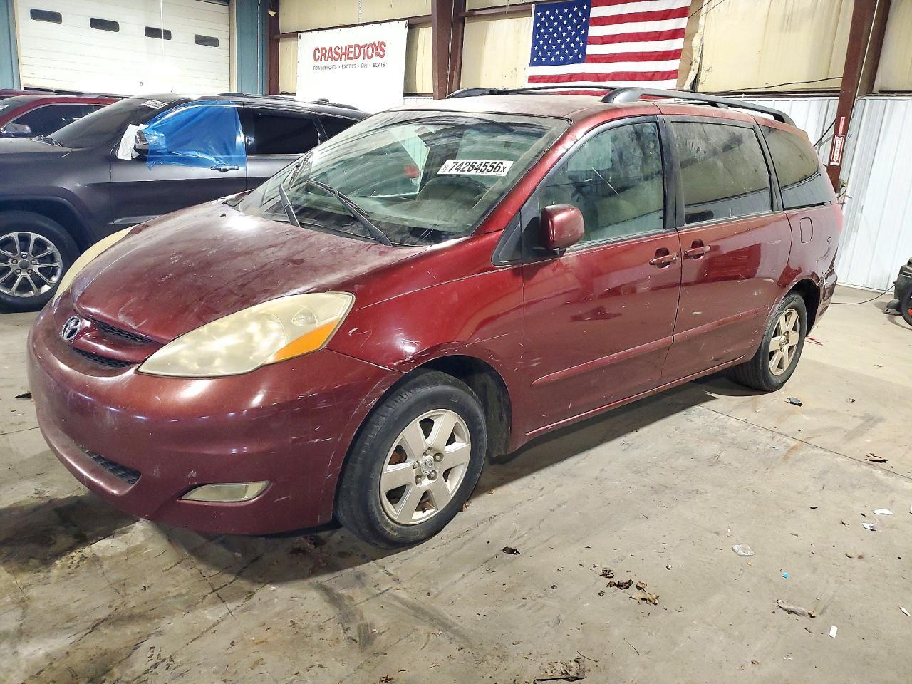 Vista de 2006 TOYOTA SIENNA XLE 7 PASSENGER, ángulo 1