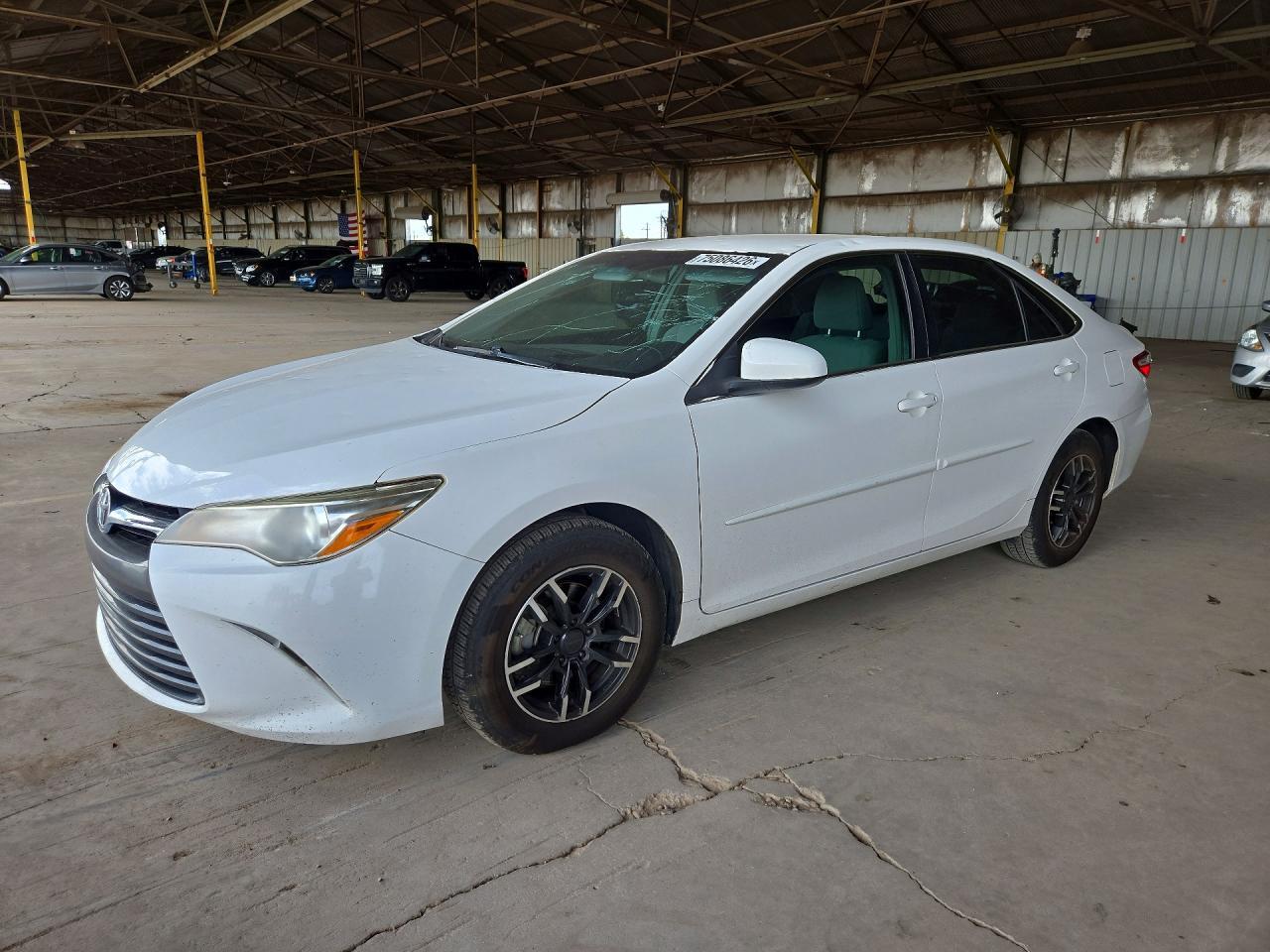 Vue de 2017 TOYOTA CAMRY LE, angle 1