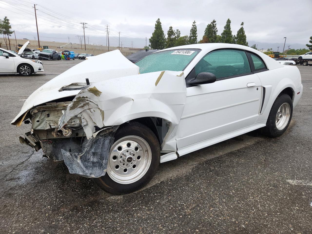 Vue de 2001 FORD MUSTANG, angle 1