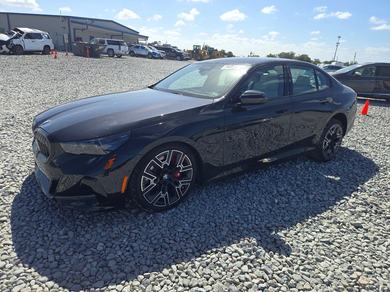 Вид 2026 BMW 550 XE, угол 1