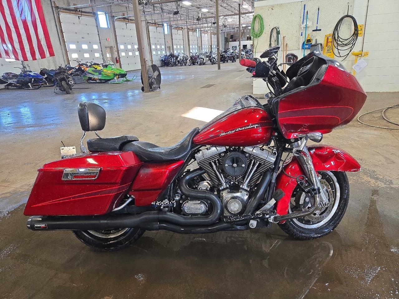 Vue de 2008 HARLEY-DAVIDSON FLTR, angle 1