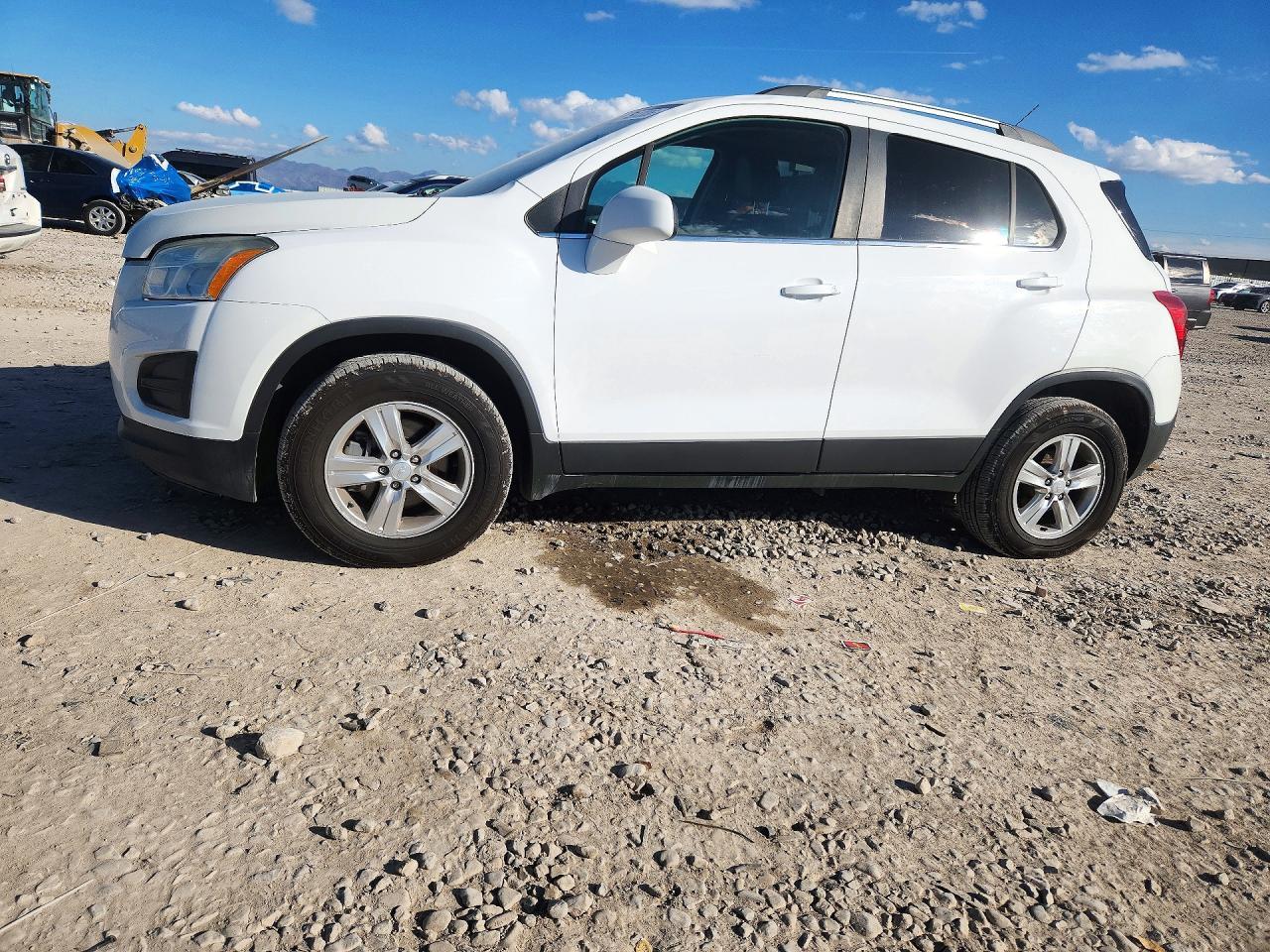 Вид 2015 CHEVROLET TRAX 1LT, угол 1