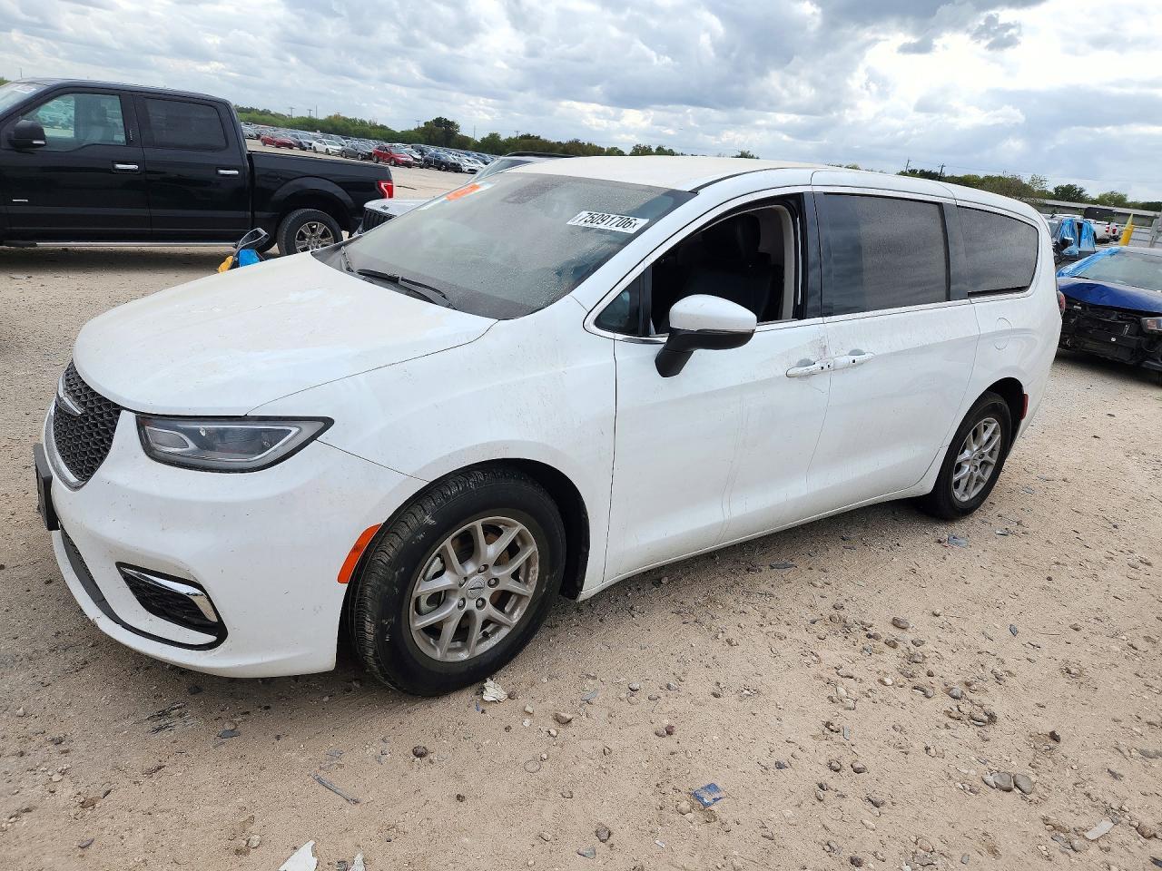 Vue de 2023 CHRYSLER PACIFICA TOURING L, angle 1