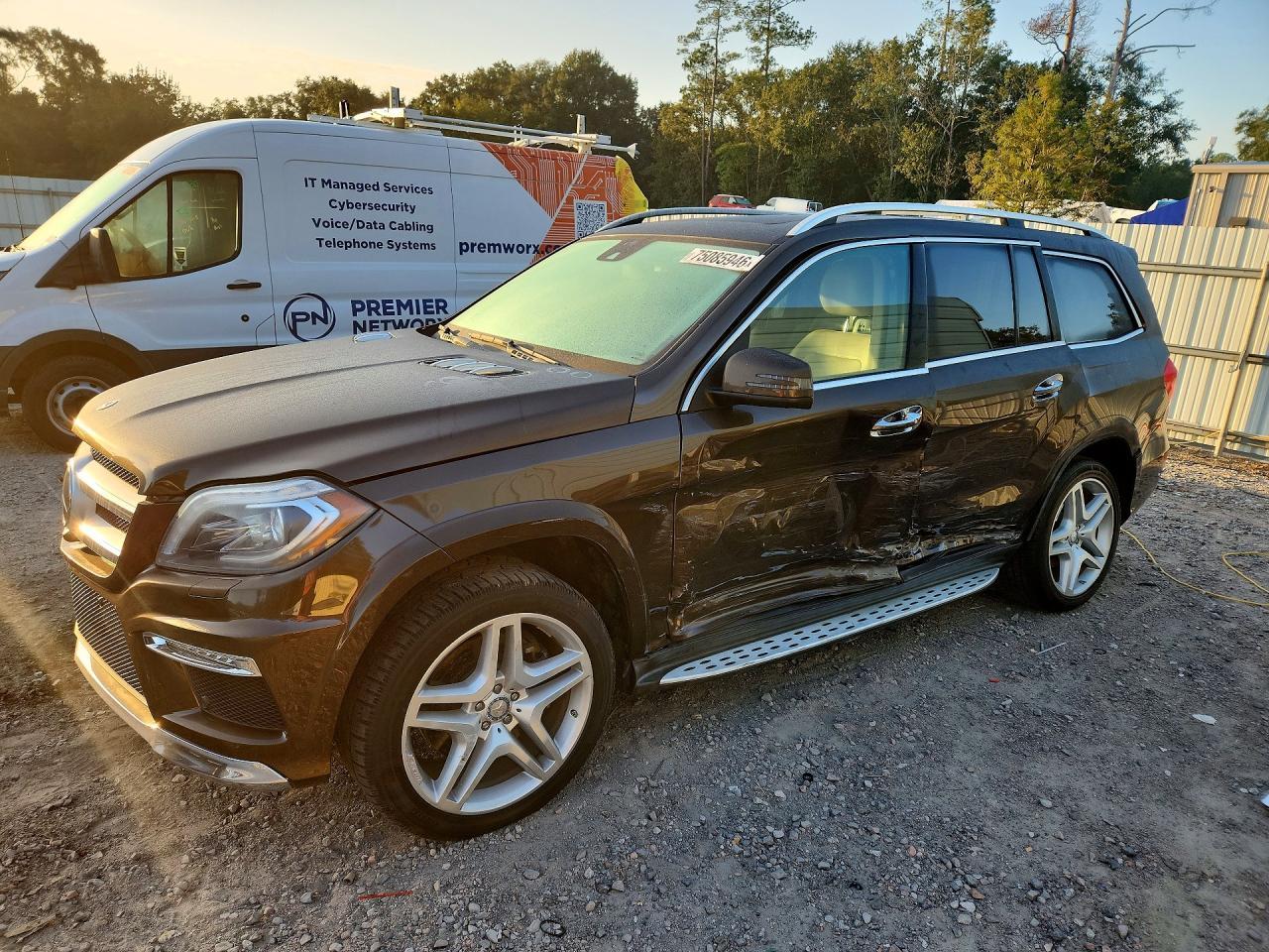 Vue de 2016 MERCEDES-BENZ GL 550 4MATIC, angle 1