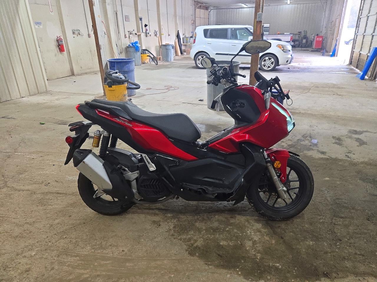 Vista de 2022 HONDA ADV150 A, ángulo 1