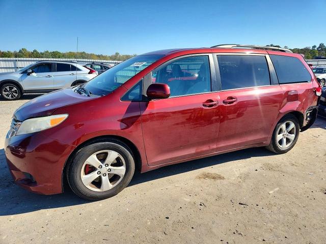 2013 TOYOTA SIENNA LE  