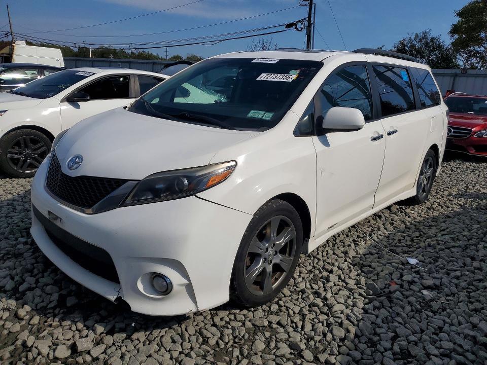 2017 TOYOTA SIENNA SE  