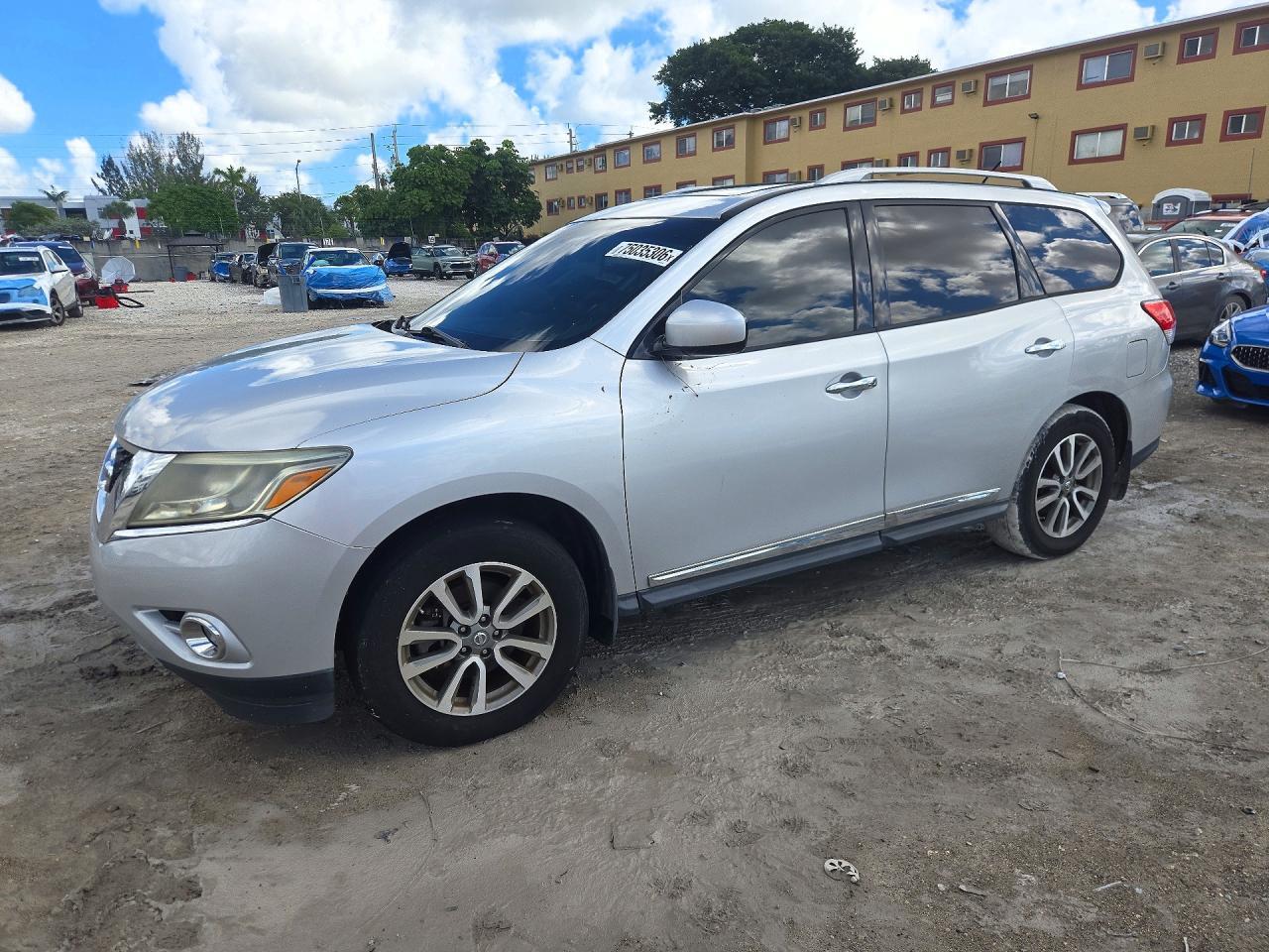 Vue de 2013 NISSAN PATHFINDER S, angle 1